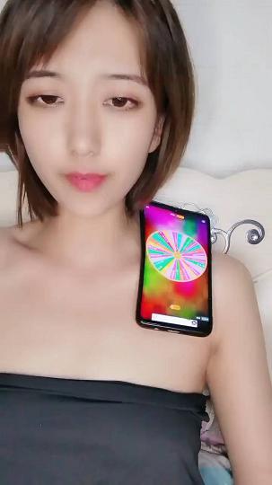 河坝表情很吊的短发美女河坝6113