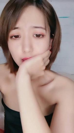 河坝表情很吊的短发美女河坝6104