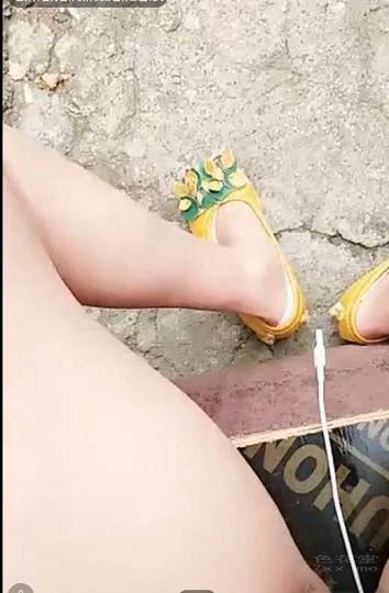 豪乳長舌主播路上碰到守家大爺也是個老司機80歲還能操