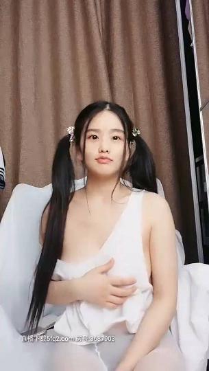 肥臀颖妹主播肥臀颖妹双马尾甜美萌妹子全裸诱惑，开裆白丝慢慢脱掉露粉穴近距离特写，关灯扭动大白屁股