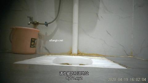 新年厕拍礼包两个很嫩的学生妹1