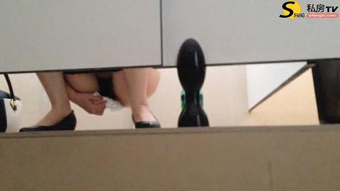 新年厕拍礼包冒死偷窥两个约尿制服高跟养眼同事诱人的肥厚鲍鱼真想扑上去搞个3P