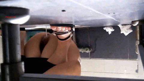 新年厕拍礼包厕拍清纯如水女神妹子长着两片香蕉唇逼孔却细如火柴棒_new.avi