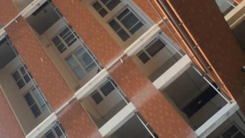 新年厕拍礼包女厕伸手摸完B马上跑女的被吓得大声尖叫