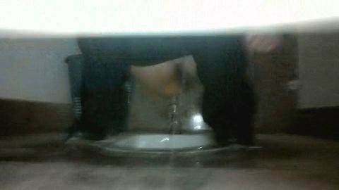 新年厕拍礼包大胆强拍故意让mm发现强拍3个无辜的mm吓得不轻