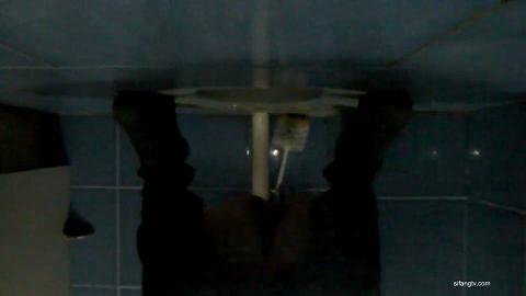 新年厕拍礼包年轻妹子嘘嘘被抢拍发现了很淡定用手捂住小逼逼_new