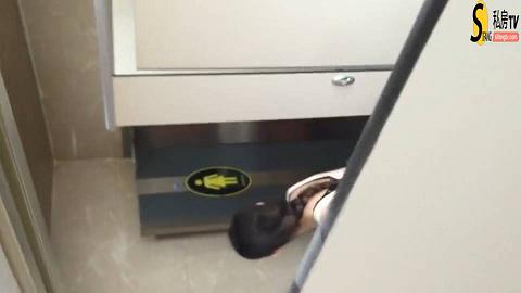 新年厕拍礼包电影院窥穴拍脸第20部：露胸裙白高跟女神妹白腻的肌肤和红嫩的小穴让人抓狂