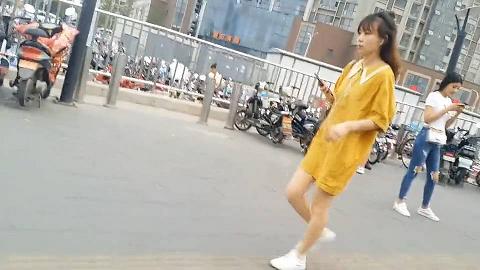 新年厕拍礼包长途客运站拍到一连衣裙白板鞋白袜子的素净女神就连私处也是干干净净粉粉嫩嫩的