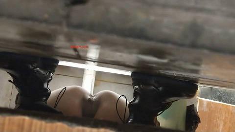 新年厕拍礼包蹲点守好乖乖女孩上厕所，拍下她美丽的的骚穴，尿尿的洞口一吸一合，拍得真是舒畅~