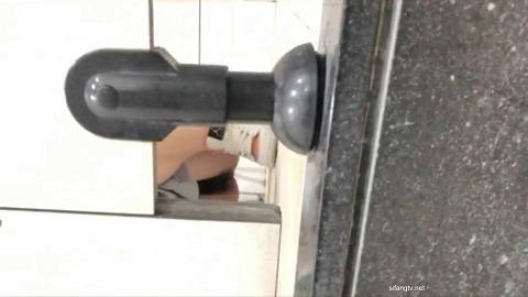 新年厕拍礼包起疑心的漂亮小妹