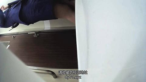 新年厕拍礼包紫色制服乘务长-郭小柔自拍比心