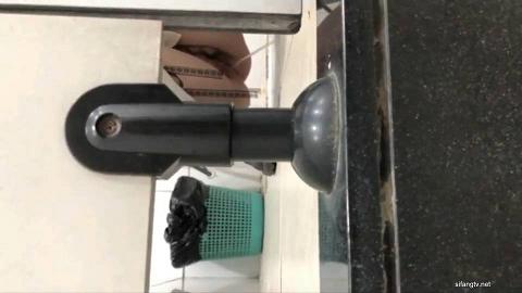 新年厕拍礼包黑短裤靓妹