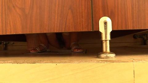 新年厕拍礼包黄色连衣裙长发美女茂密杂乱的穴毛要将逼洞裹严