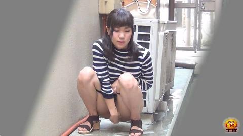 巷子里偷拍在野外自慰的女人～排尿后的欲望手YScene1