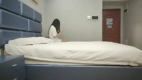 小马寻花肤白貌美大长腿，风骚小姐姐深夜相伴，鲍鱼特写淫水点点，激情插入