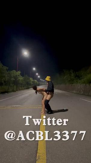 大马路上配狗式来一发