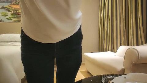 小马丶寻花齐逼牛仔短裤极骚外围小姐姐，掏出大奶子吸吮，张开双腿揉穴，肩上扛大力抽插