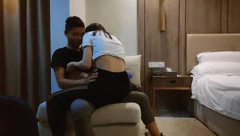 小杨头星选小陈总亲自坐镇指导，爱徒约操19岁漂亮小萝莉，经典沙发啪啪视角