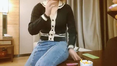 小东丶小东原千人斩，深夜顶级甜美短发美女，跪地深喉站立后入，就在镜头前口爆