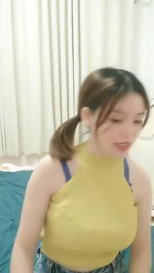 双马尾肉感十足居家和炮友激情，抹精油屁股按摩，单腿网袜擡腿侧入，大屁股骑乘蠕动，扶著屁股往前顶