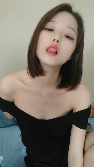 刚下海不久甜美清纯短发小姐姐，脱下黑丝坚挺美乳，掰穴特写振动棒快速抽插，爽了呻吟娇喘毛毛浓密