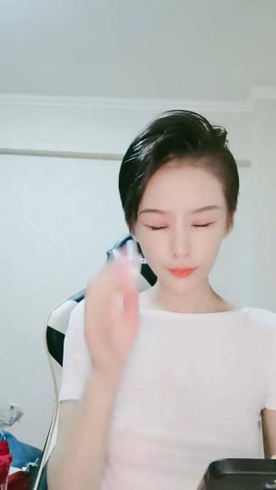 短发酷酷中性小姐姐腰细大长腿，撩起衣服揉捏奶子，张开双腿掰穴特写，玻璃棒黄瓜进进出出抽插