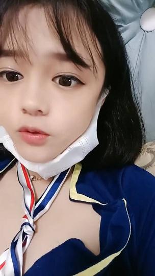 18清纯甜美萝莉制服白丝诱惑，解开衣服揉捏贫乳，掰穴特写揉搓，非常粉嫩