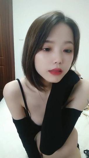 刚下海不久清纯甜美小姐姐和大叔啪啪，诱人身材腰细胸大，掰穴特写揉搓阴蒂，正入抽插扶著屁股后入