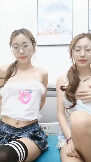 超-清-纯-双-胞-胎-眼-镜-姐-妹-花-双-女-大-秀-，-短-裙-棉-袜-拨-开-内-裤-掰-穴-，-双-女-舌-吻-振-动-棒-互-插-，-埋-头-舔-逼-浴-室-洗-澡-诱-惑