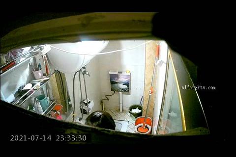 稀缺摄像头邪恶的房东暗藏摄像头专门偷窥几个大奶子女租客洗澡14