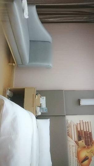 2021-11-16利利坚辛苦说话嗲嗲马尾辫小妹，半脱下黑丝