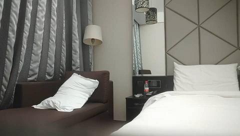 AI畫質增強2021-12-18《用利抽插》深夜極品小蘿莉