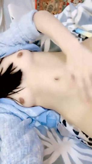 刚播不久素顔美女，首次和炮友操逼秀，特写舔