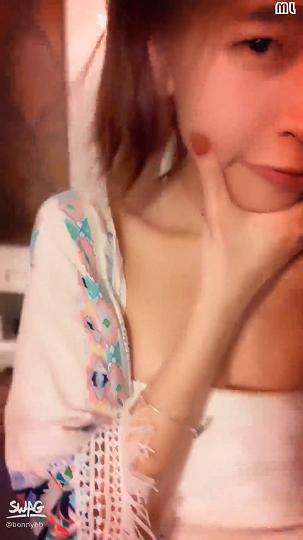 台湾马尾辫小姐姐，吸吮舔屌非常淫荡，口活一流翘起屁股