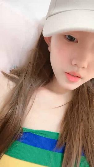 女神！女神！鸭舌帽美少女，坚挺粉嫩美乳，小穴也是超嫩，黑白丝袜诱惑，身材一流简直极品