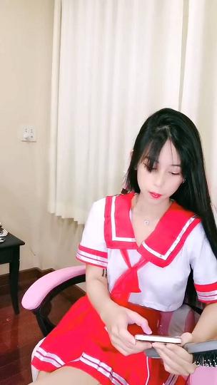 长发飘飘学生制服清纯小妹，满背纹身视觉反差