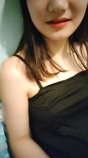 陌生面孔新人妹子，被男友用跳蛋调教刺激阴道，小穴很粉嫩，用手指玩弄