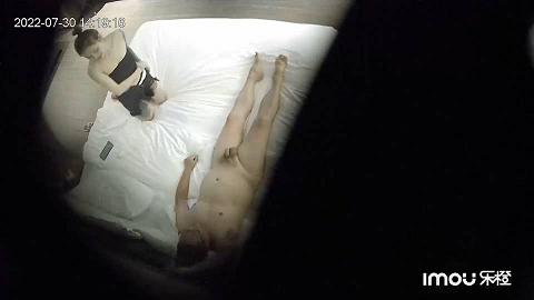 2022-7-30新流出乐橙酒店偷拍眼镜胖哥约炮身材不错的纹身外围女射不出来要用手撸口活才能弄出来