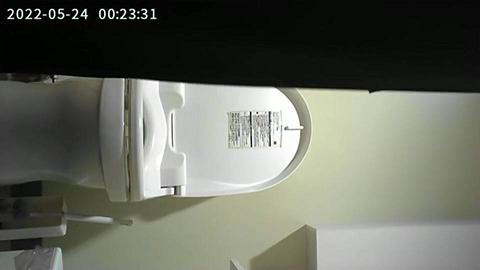 2022五月最新流出写字楼女厕正面偷拍白领美女年轻美眉一边看视频一边自慰