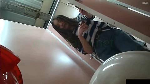 TW大学社团偷拍5位漂亮的女生卫生间里换衣服尿尿TW大学社团偷拍5位漂亮的女生3.陳穎蓉