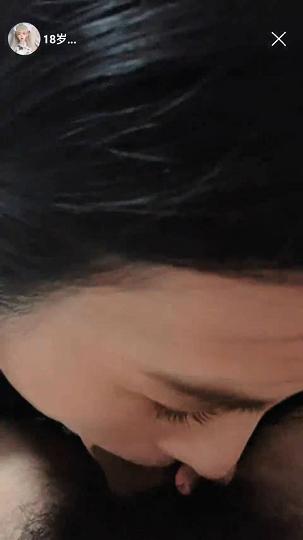 18岁大学生，给主人调教的乖乖的~跪舔鸡巴，主人脚趾玩弄淫穴，刷皇冠可约空降