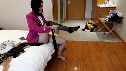 丰满Q弹的丰满身材，酒店全裸试穿各种制服，被摄影师看光光，聊天尺度之大1