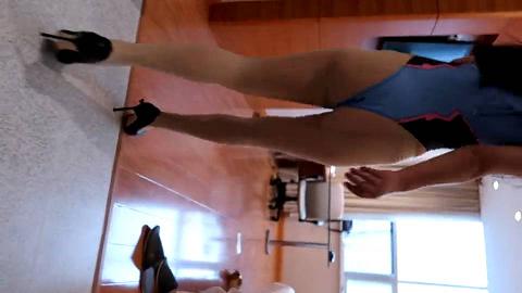 丰满Q弹的丰满身材，酒店全裸试穿各种制服，被摄影师看光光，聊天尺度之大8