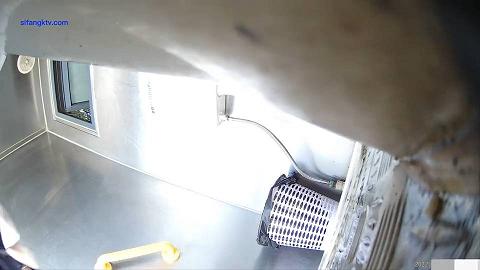 八月最新国内厕拍大神潜入师范大学附近公共厕所偷拍青春靓丽学妹第六期0053-牛仔裤抽烟