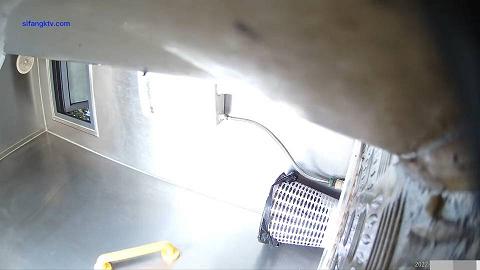 八月最新国内厕拍大神潜入师范大学附近公共厕所偷拍青春靓丽学妹第六期0059-红裙短发