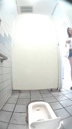 海滩浴场女士更衣卫生间一体正面全景偸拍多位年轻美眉换衣换卫生巾尿尿亮点多多（3）