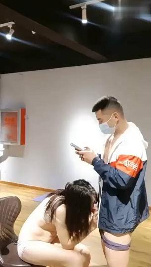 这个舞蹈老师太骚了~非要拖着我在舞蹈室给她吃一下鸡巴，搞得我心痒痒，想不干她一炮看来是不行啦！！