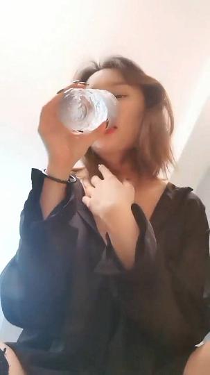 妖娆御姐情趣黑丝巨乳肥臀，蝴蝶形小穴外黑里嫩9-21-0：23
