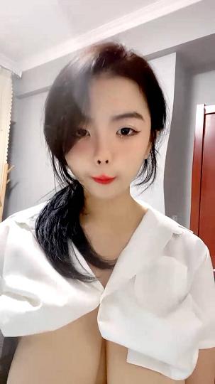 我还是个处肉欲系美女，丰乳肥臀黑白丝袜，掰开肥穴特写，翘肥臀摇摆，肉感十足极品尤物