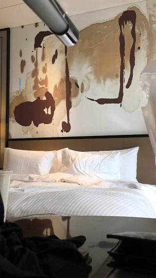 趁女主洗澡安好攝像頭後拉她出來操逼老說“你還沒洗雞巴